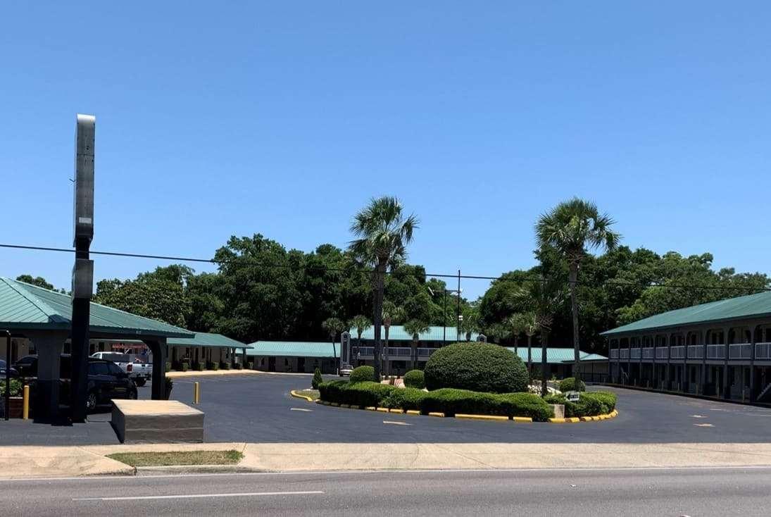 Super 8 By Wyndham Pensacola Nas Area Motel Beach Haven Buitenkant foto