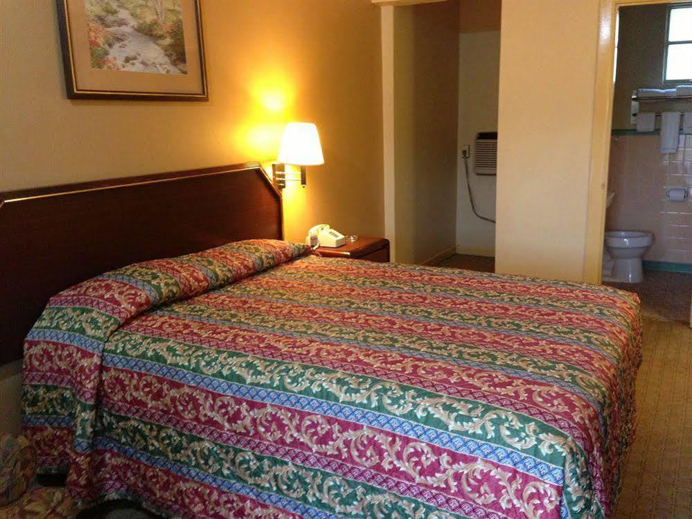 Super 8 By Wyndham Pensacola Nas Area Motel Beach Haven Buitenkant foto